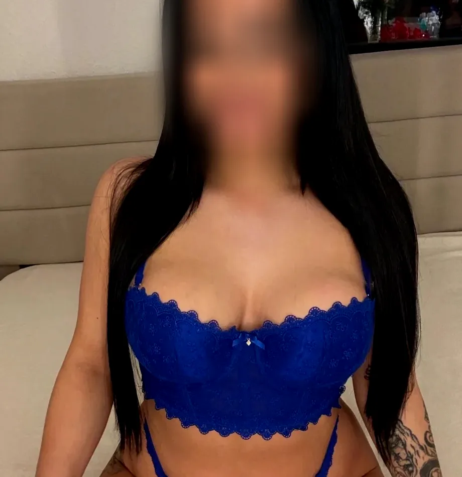 Lauren, 24