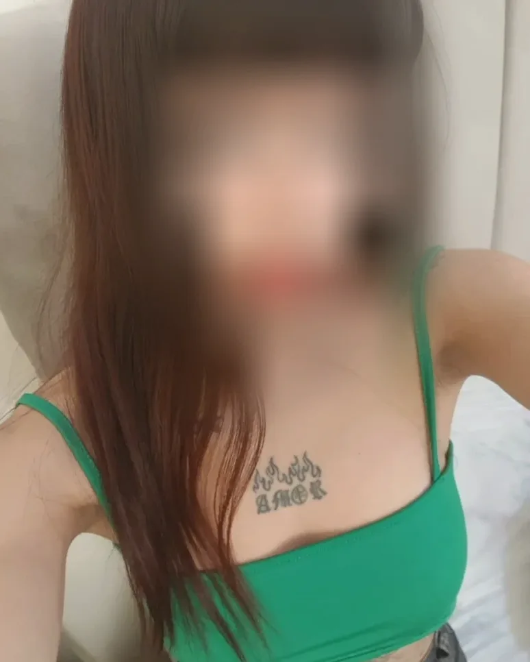 Rhona, 32